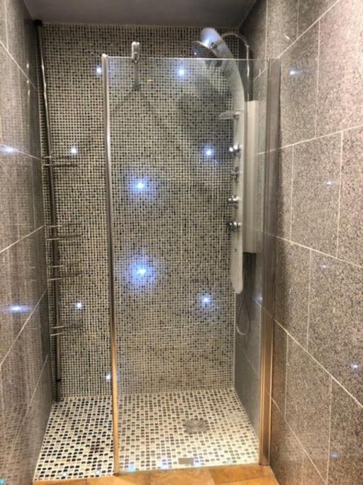 Cosy Studio Design With Modern Bathroom Vaureal Екстер'єр фото