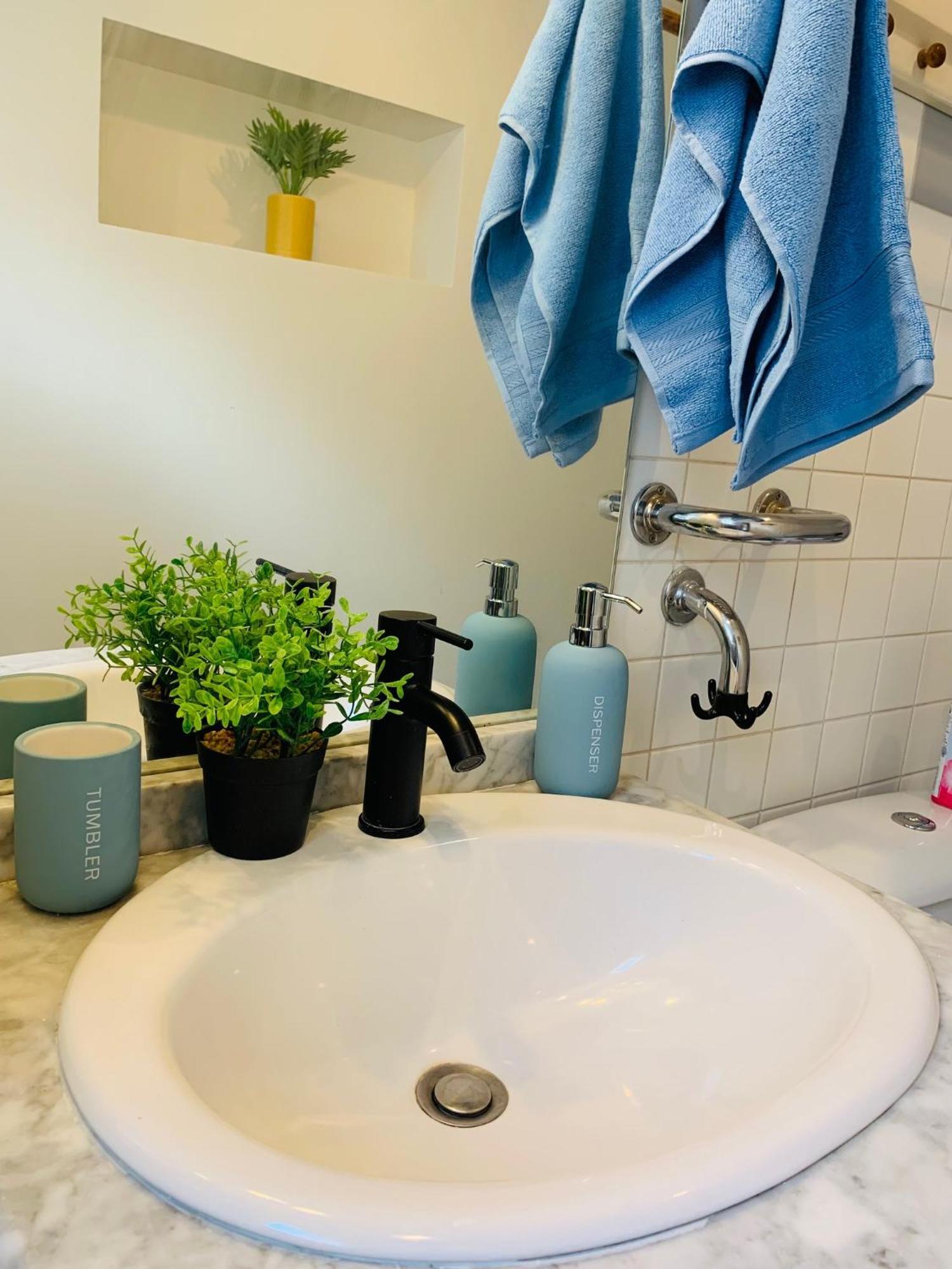 Cosy Studio Design With Modern Bathroom Vaureal Екстер'єр фото